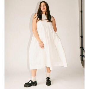 Elegant White Sleeveless Dress